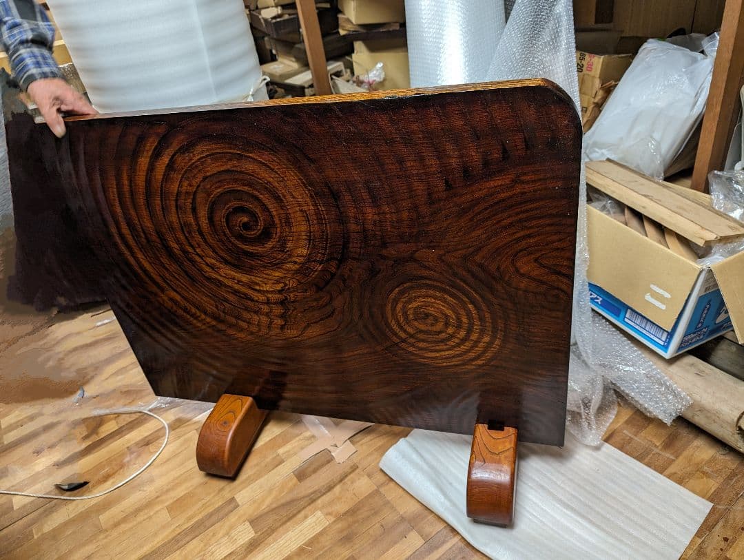 欅一枚の板衝立て　国内職人の一貫作業