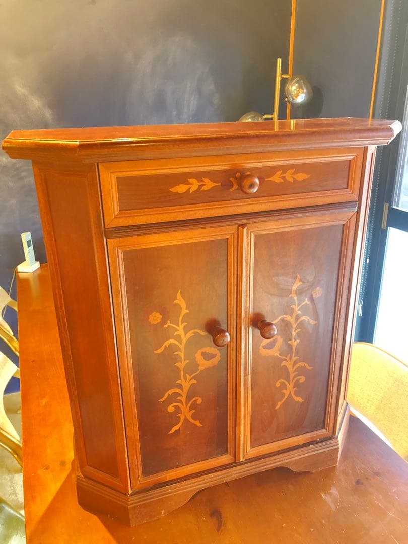 フラワーインレイ木製キャビネット