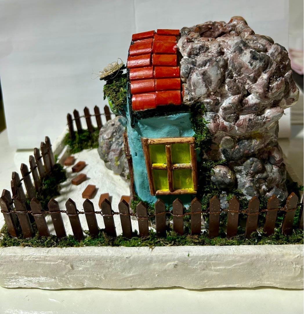 モルタルハウス底穴が空いています花器としても飾れますよ