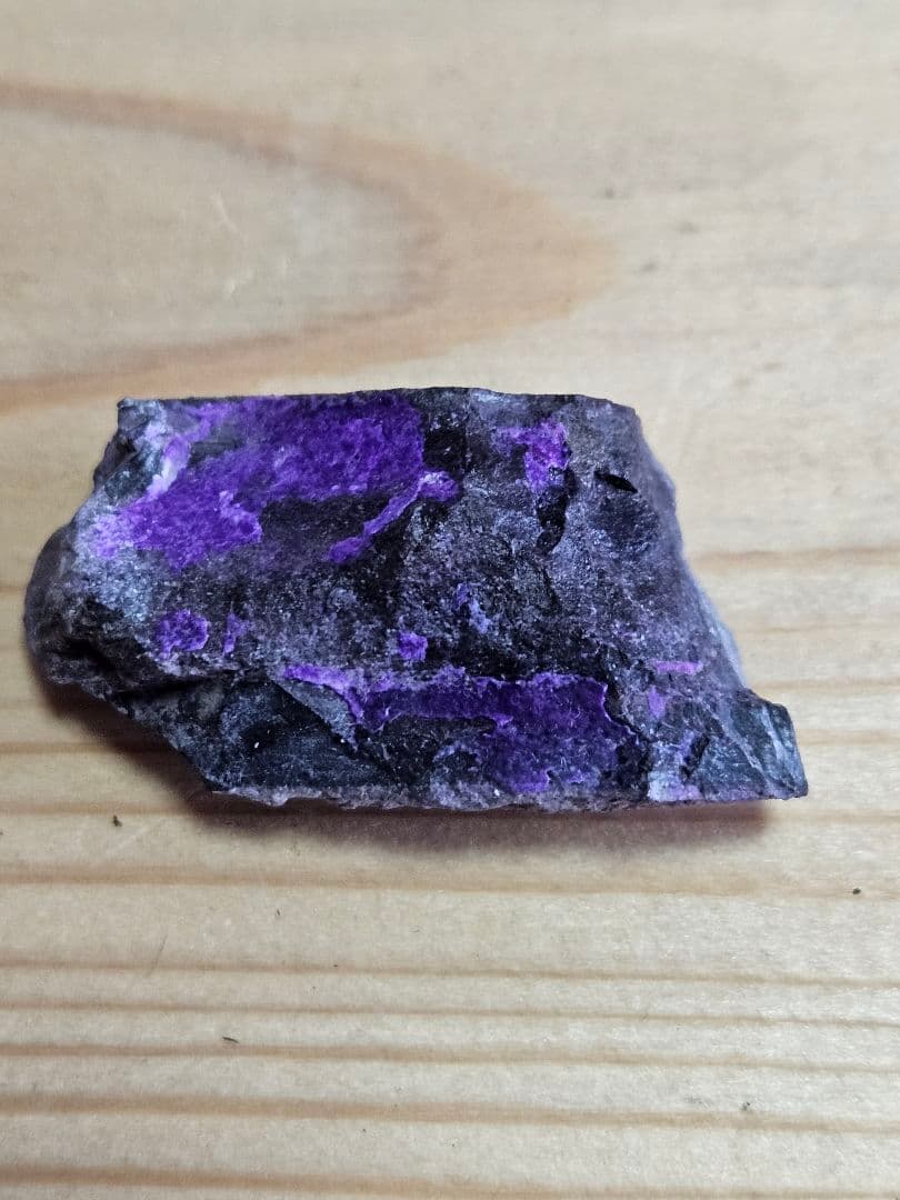 紫色　スギライト勾玉