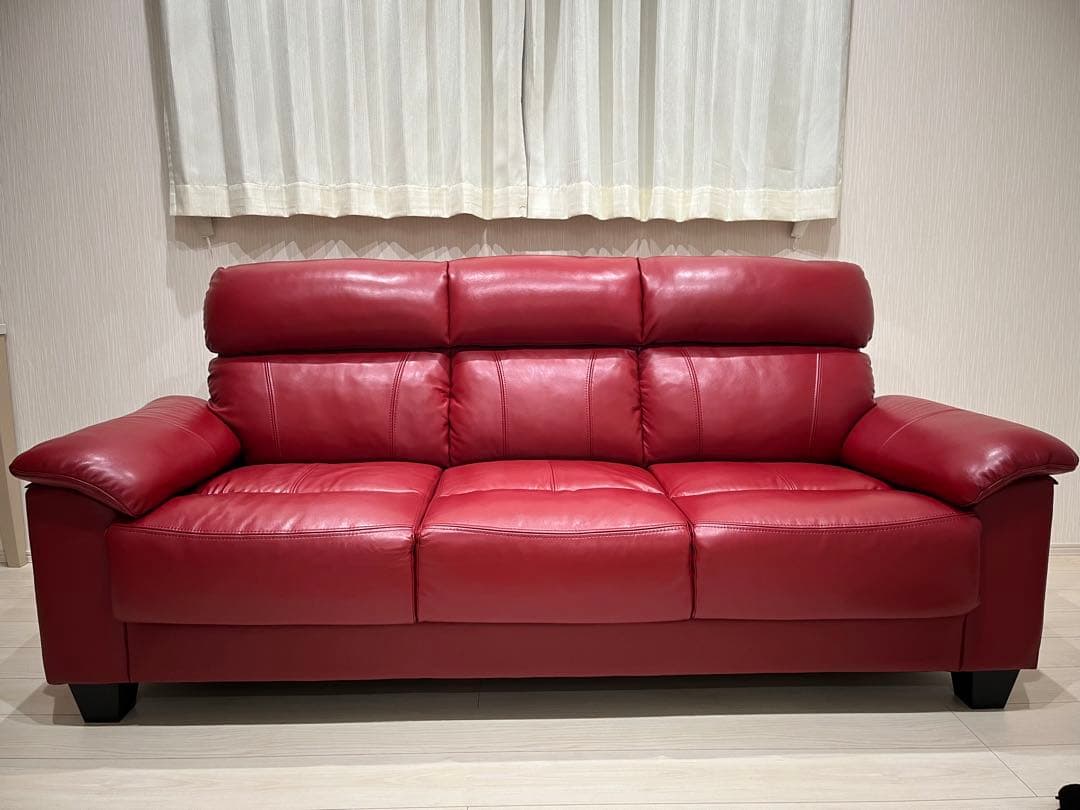赤いレザー 3人掛けソファ　犬猫などの動物、喫煙者はいません。
