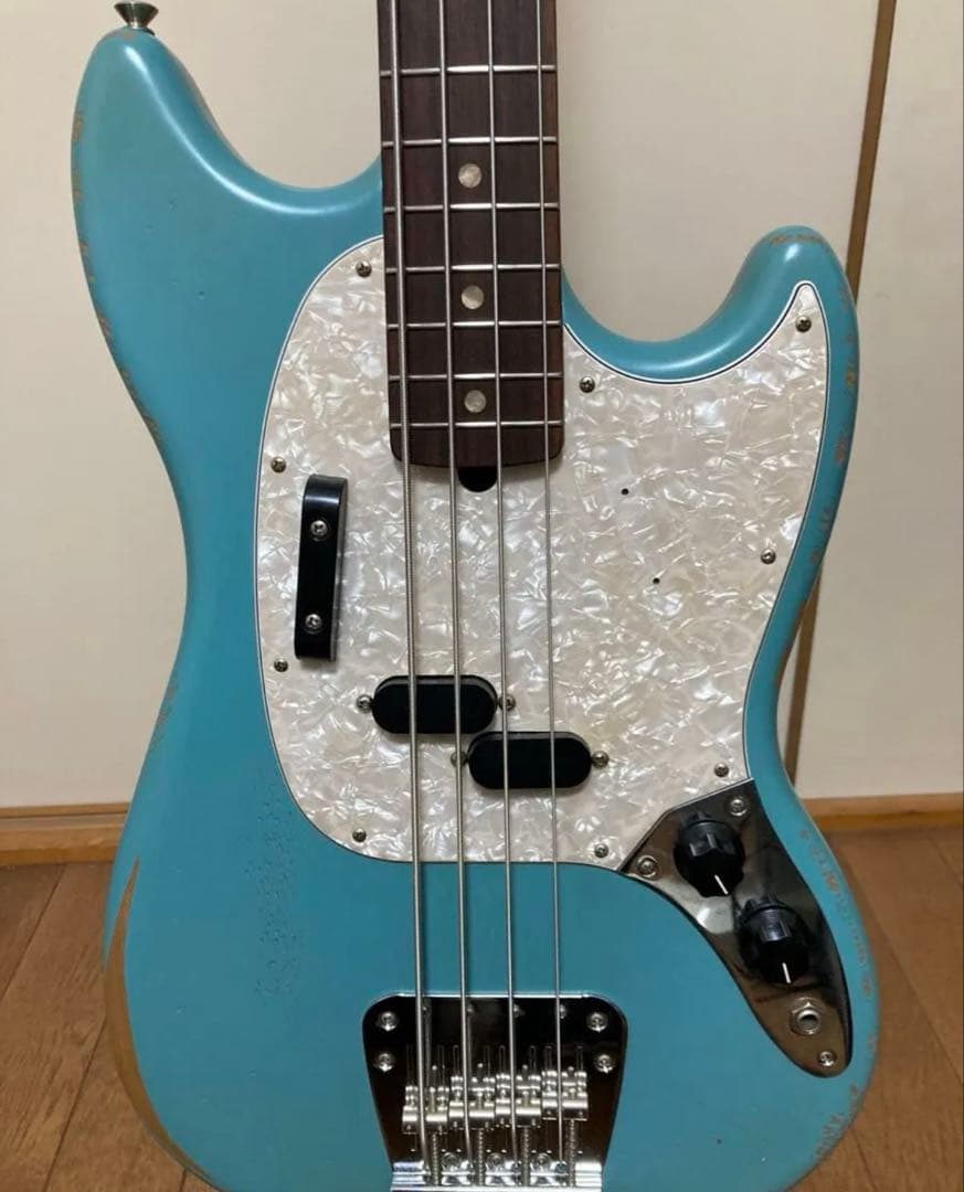 ベース Fender JMJ Road Worn Mustang Bass