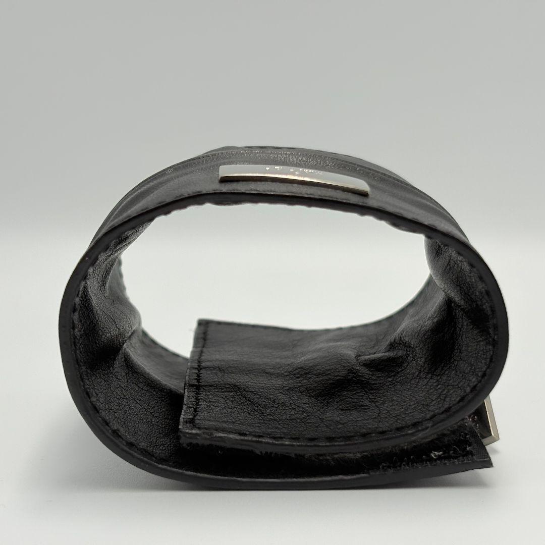 美品 グッチ ロゴプレート レザーバングル ケース付き 本革 リストバンド