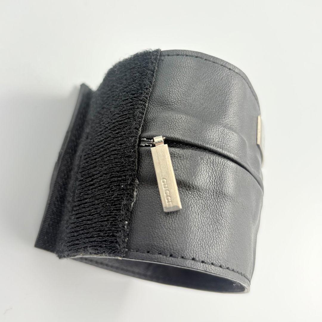 美品 グッチ ロゴプレート レザーバングル ケース付き 本革 リストバンド