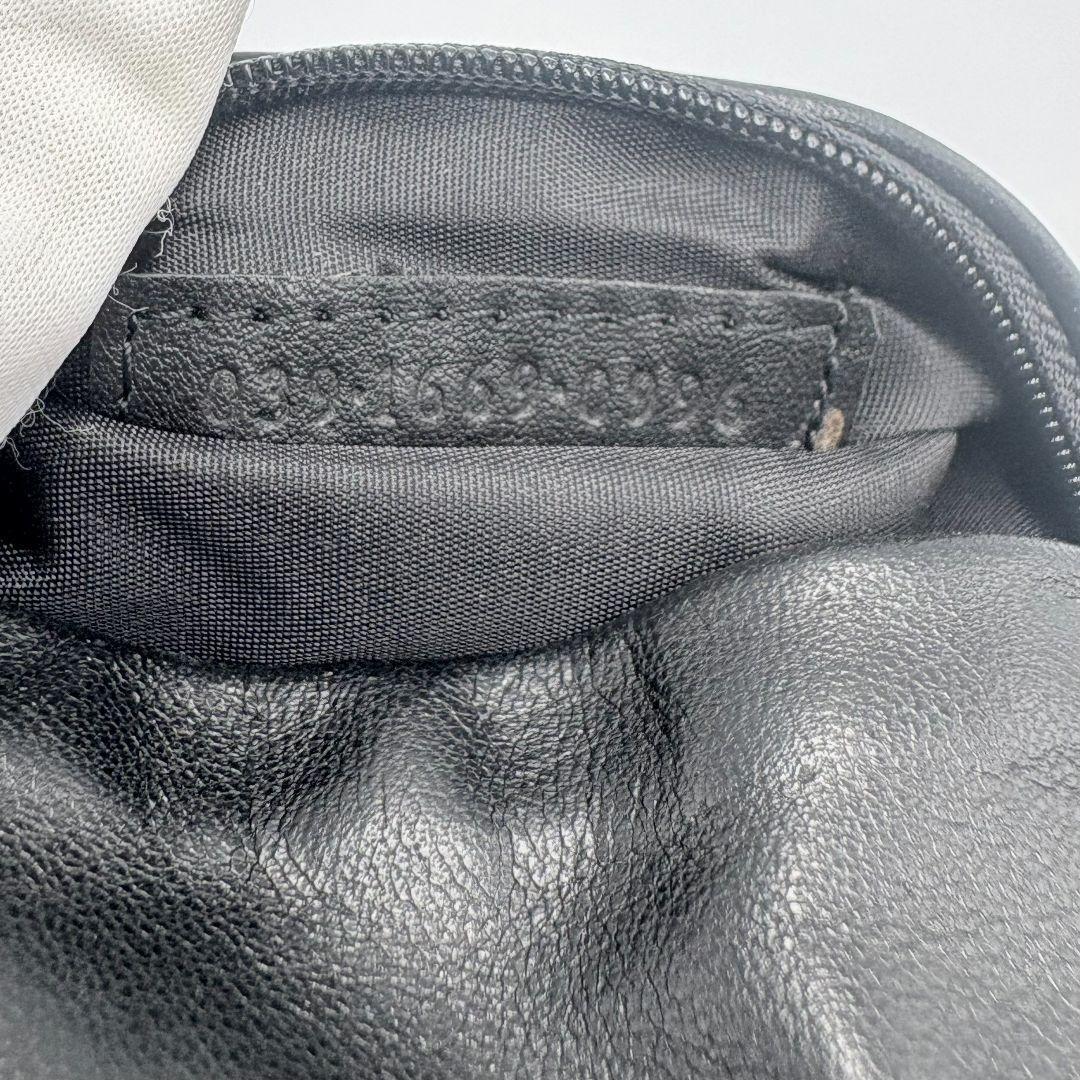 美品 グッチ ロゴプレート レザーバングル ケース付き 本革 リストバンド