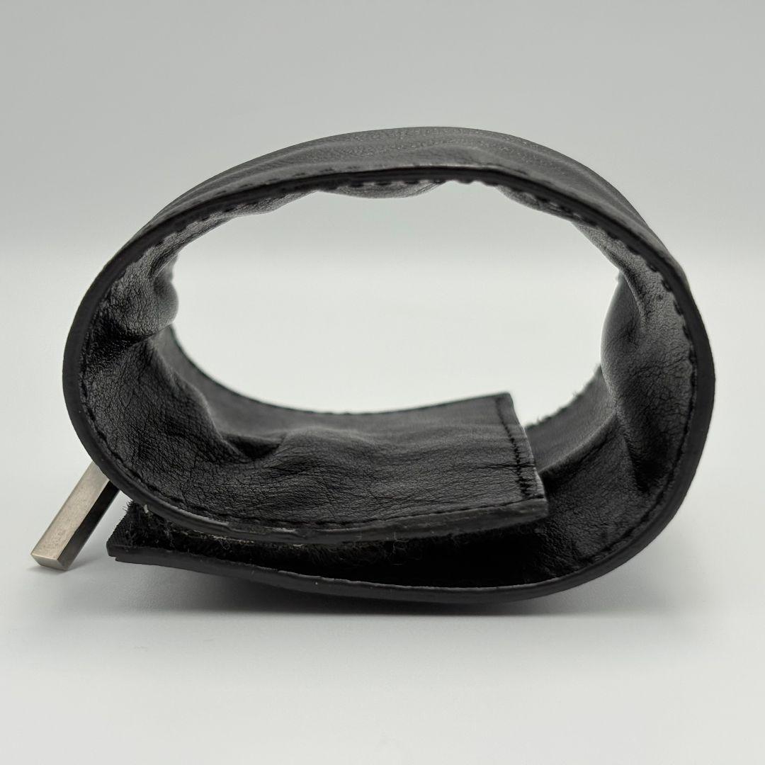 美品 グッチ ロゴプレート レザーバングル ケース付き 本革 リストバンド