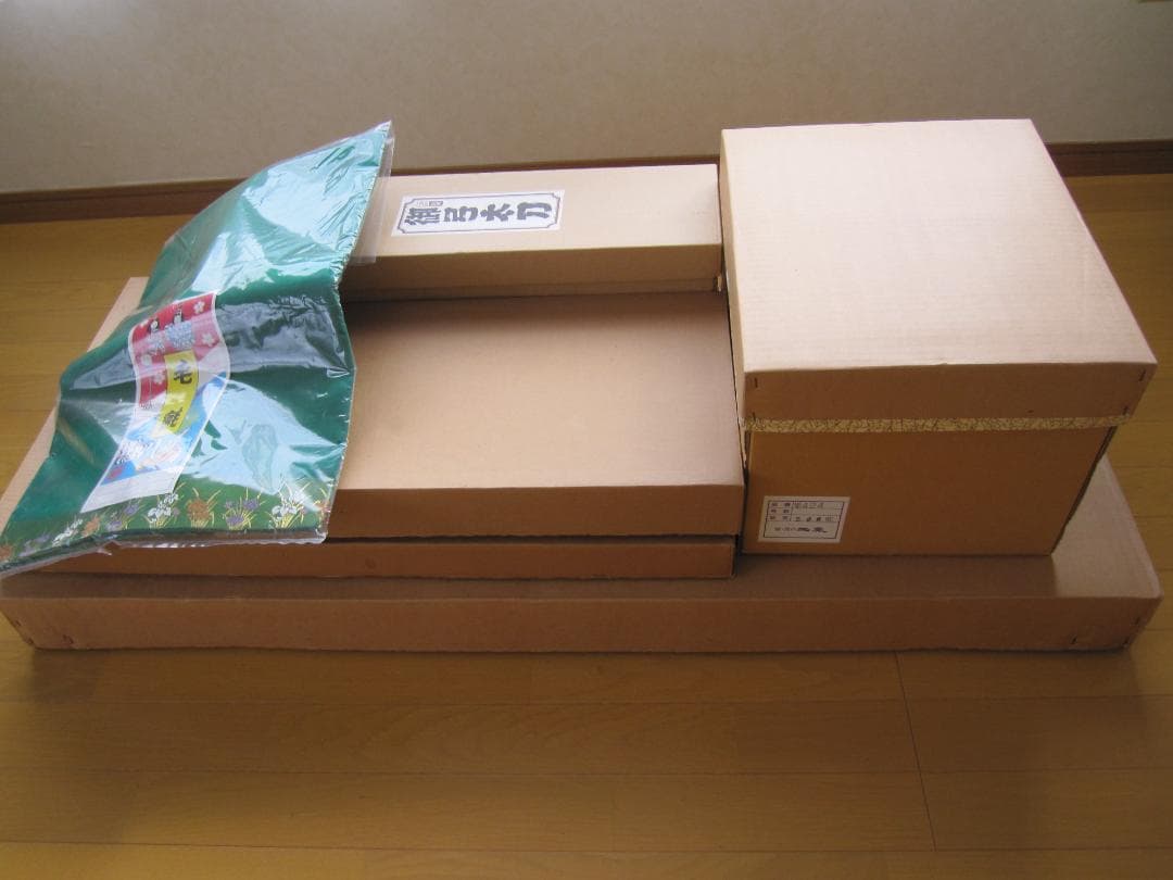 ②五月人形（屛風、御弓太刀、三日月兜）