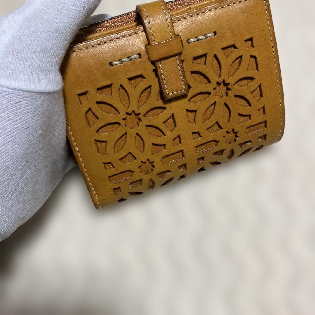 (美品) genten ゲンテン　カットワークレザー　二つ折り財布　オシャレ