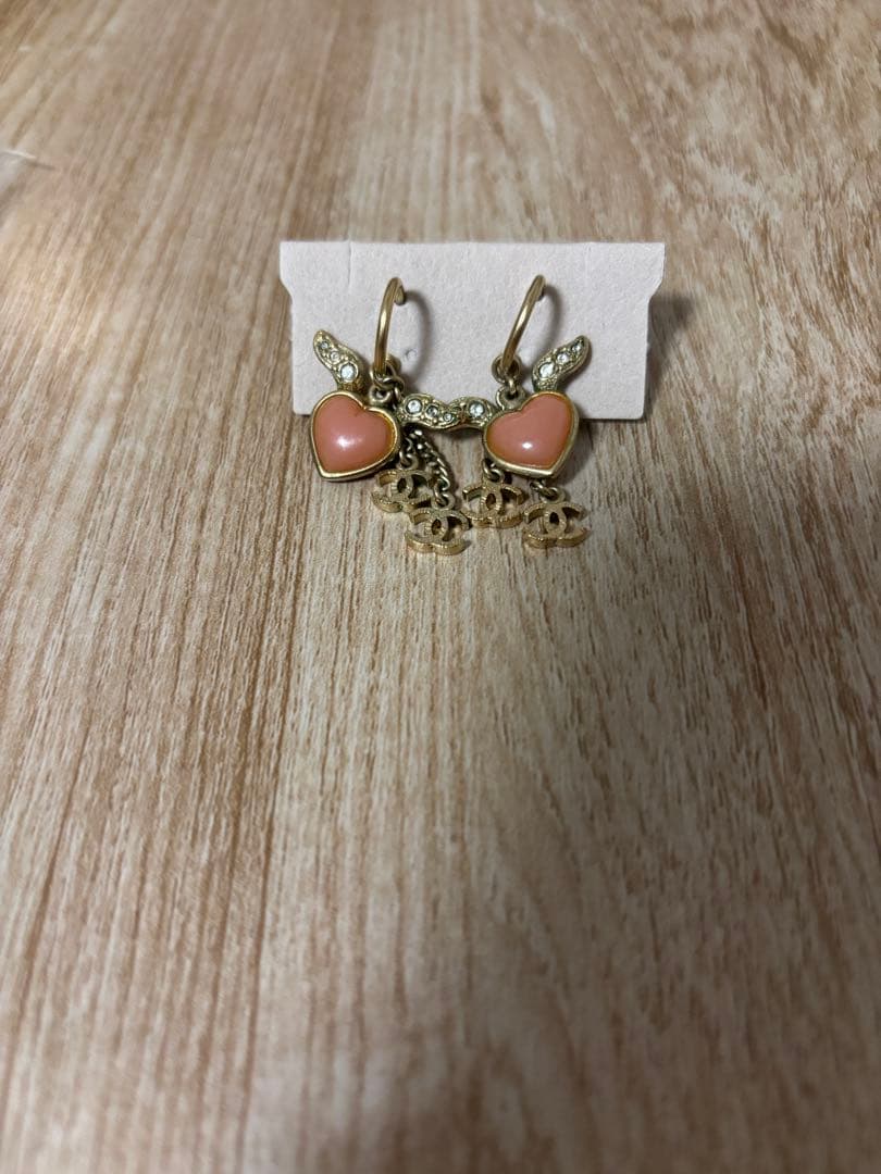 シャネル　ハート型チャーム付きフックピアス