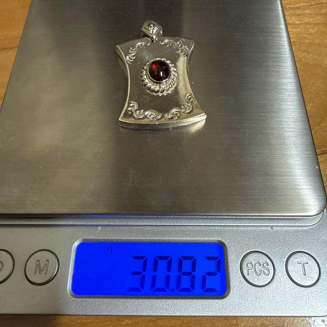 美品　アリゾナフリーダム　k18太陽神付チャーム銀縄ガーネット