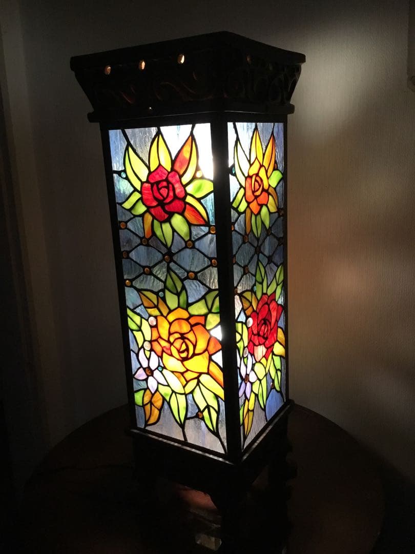 大輪のバラ咲くステンドグラスのアンティークな光柱　ポーチや通路に置くのに最適