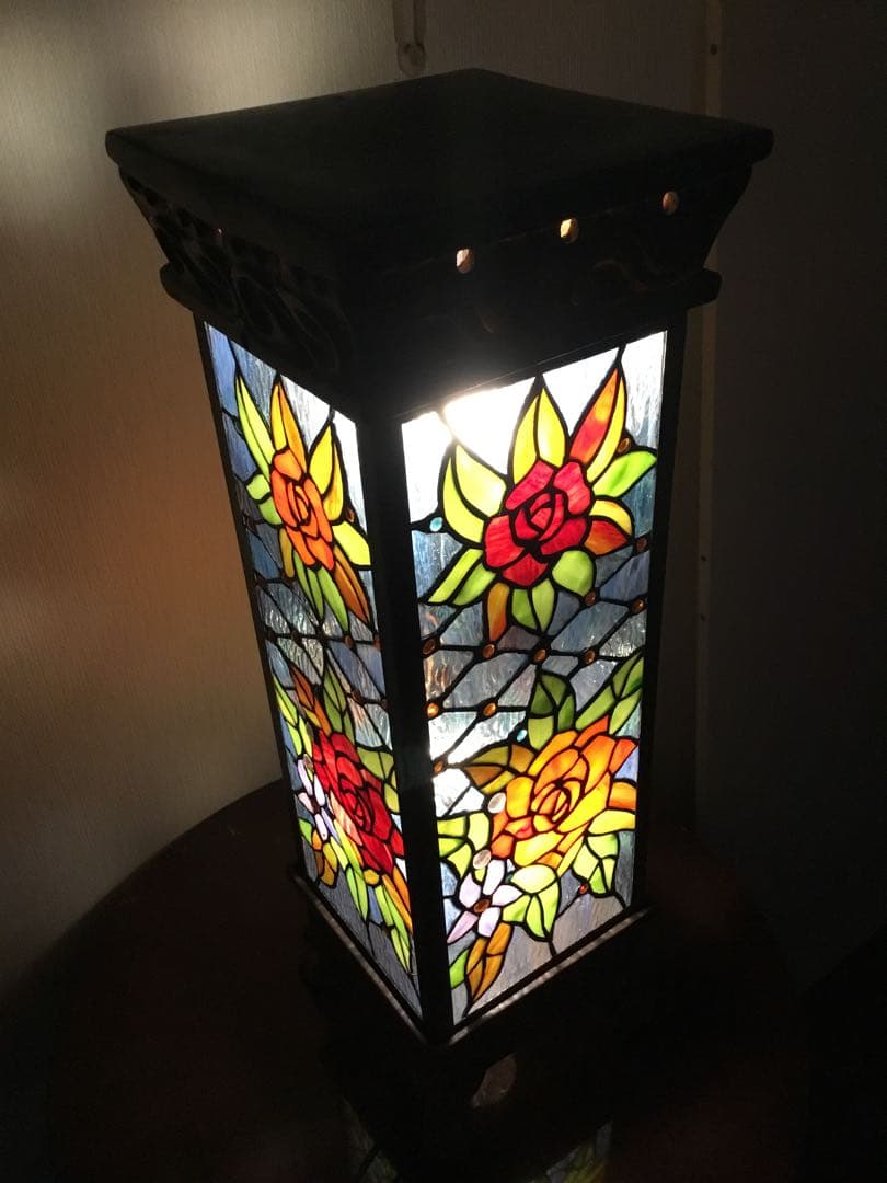 大輪のバラ咲くステンドグラスのアンティークな光柱　ポーチや通路に置くのに最適