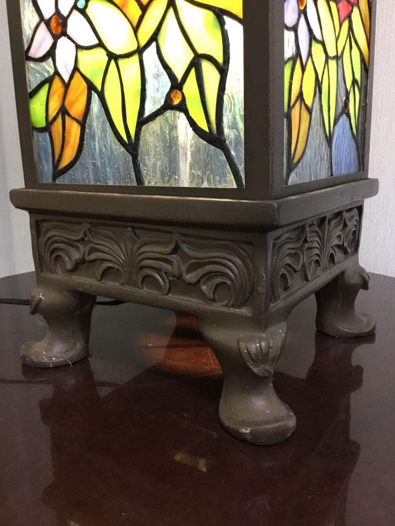 大輪のバラ咲くステンドグラスのアンティークな光柱　ポーチや通路に置くのに最適