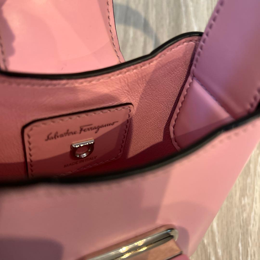 フェラガモ　ピンク ミニバッグ リング付き留め具