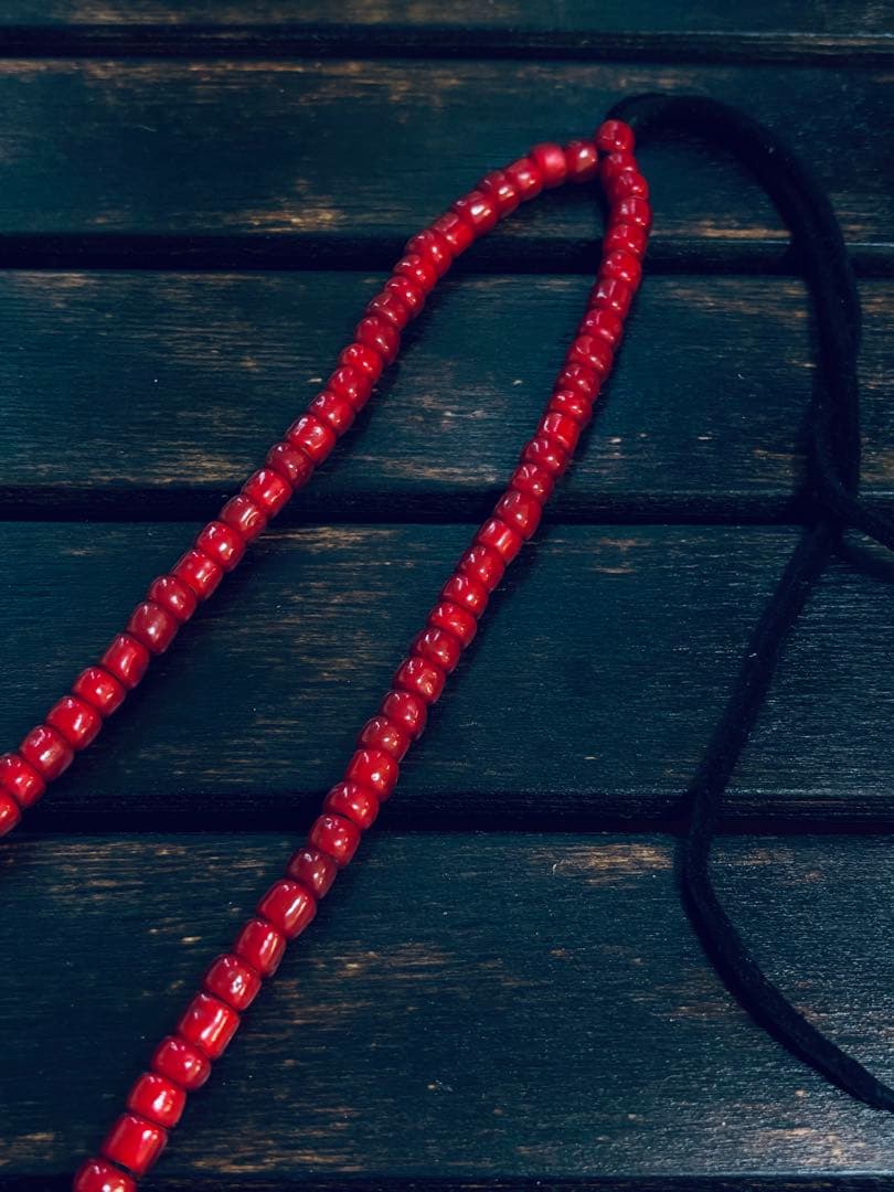 「希少血赤」アンティークビーズ　ホワイトハーツ　大粒より