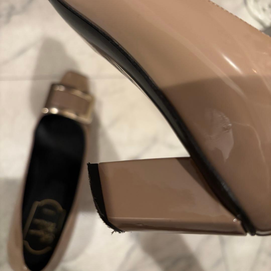 Roger Vivier グレージュ バックル付きパンプス