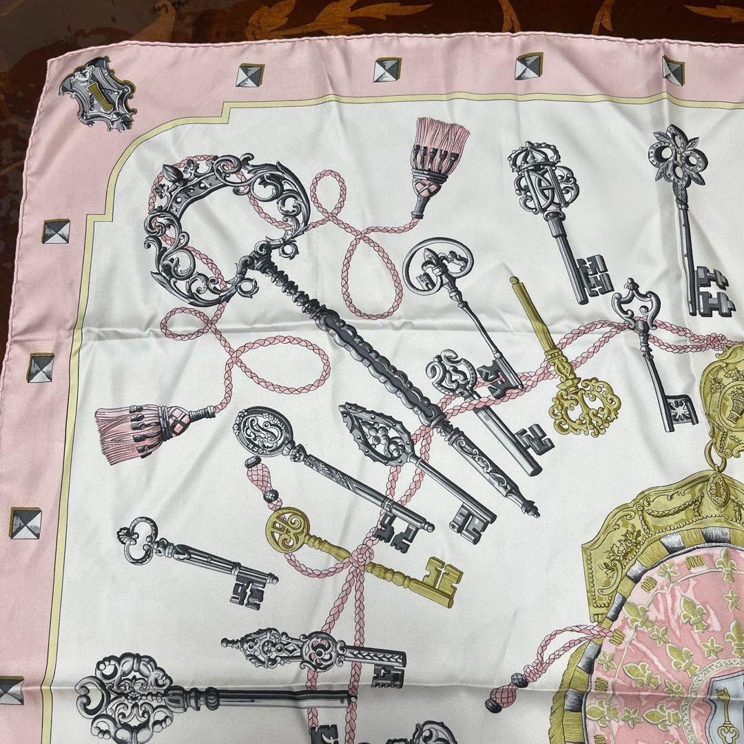 ✨極美品✨HERMES カレ90 シルクスカーフ 鍵柄 ピンク系　正規品