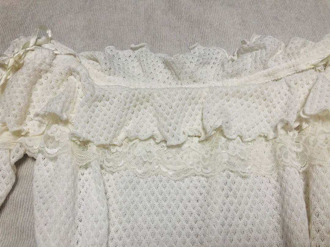 白ポンポン付き　オフショルダーニット　フリルトップス　2wayリズリサ系