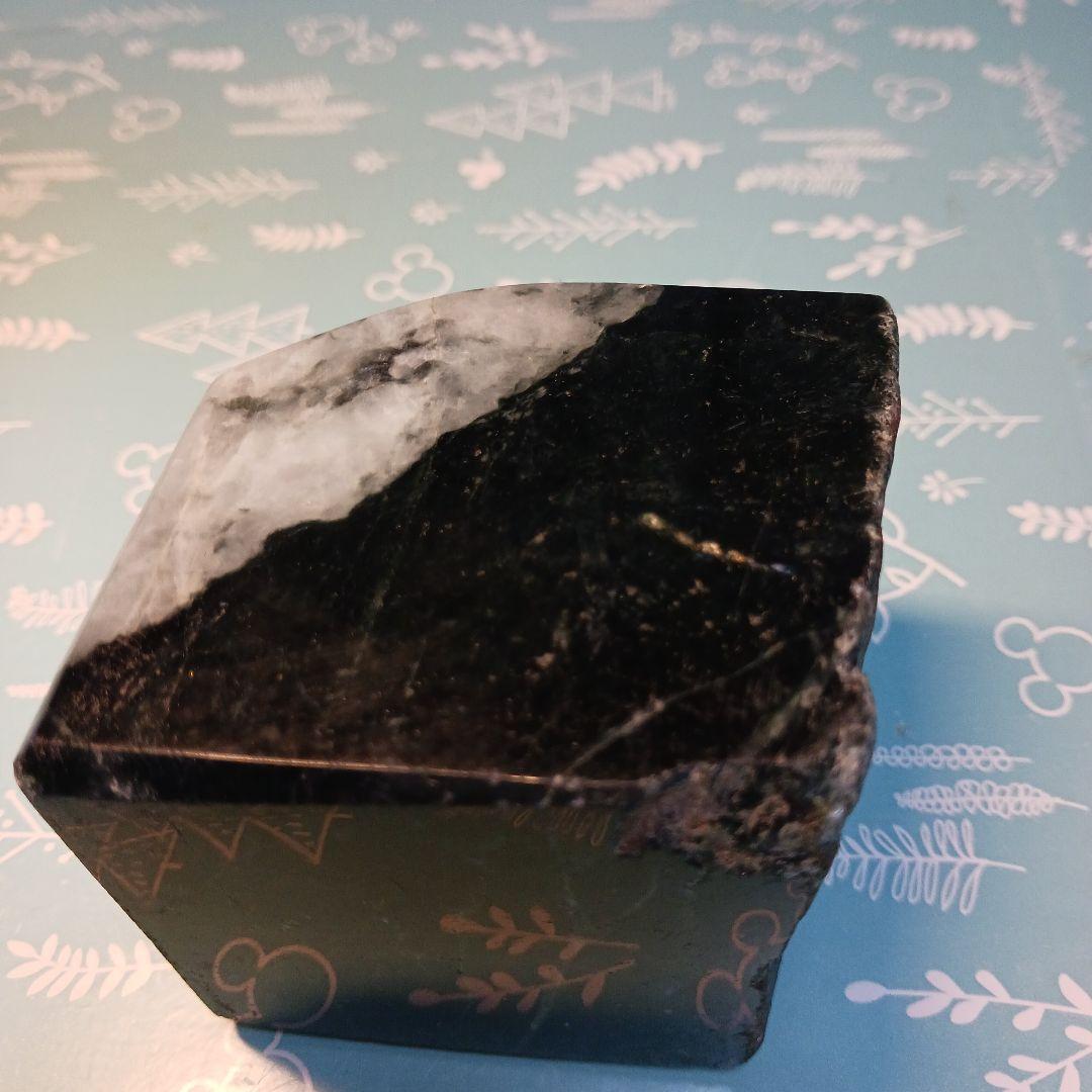 天然、黒、白、濃灰、深緑、本翡翠、525グラム。