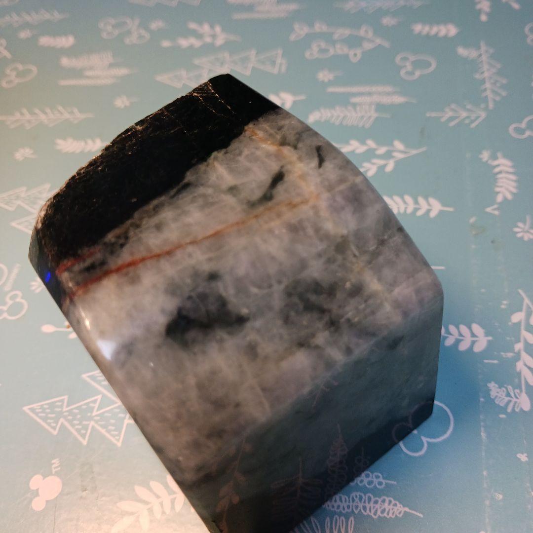 天然、黒、白、濃灰、深緑、本翡翠、525グラム。