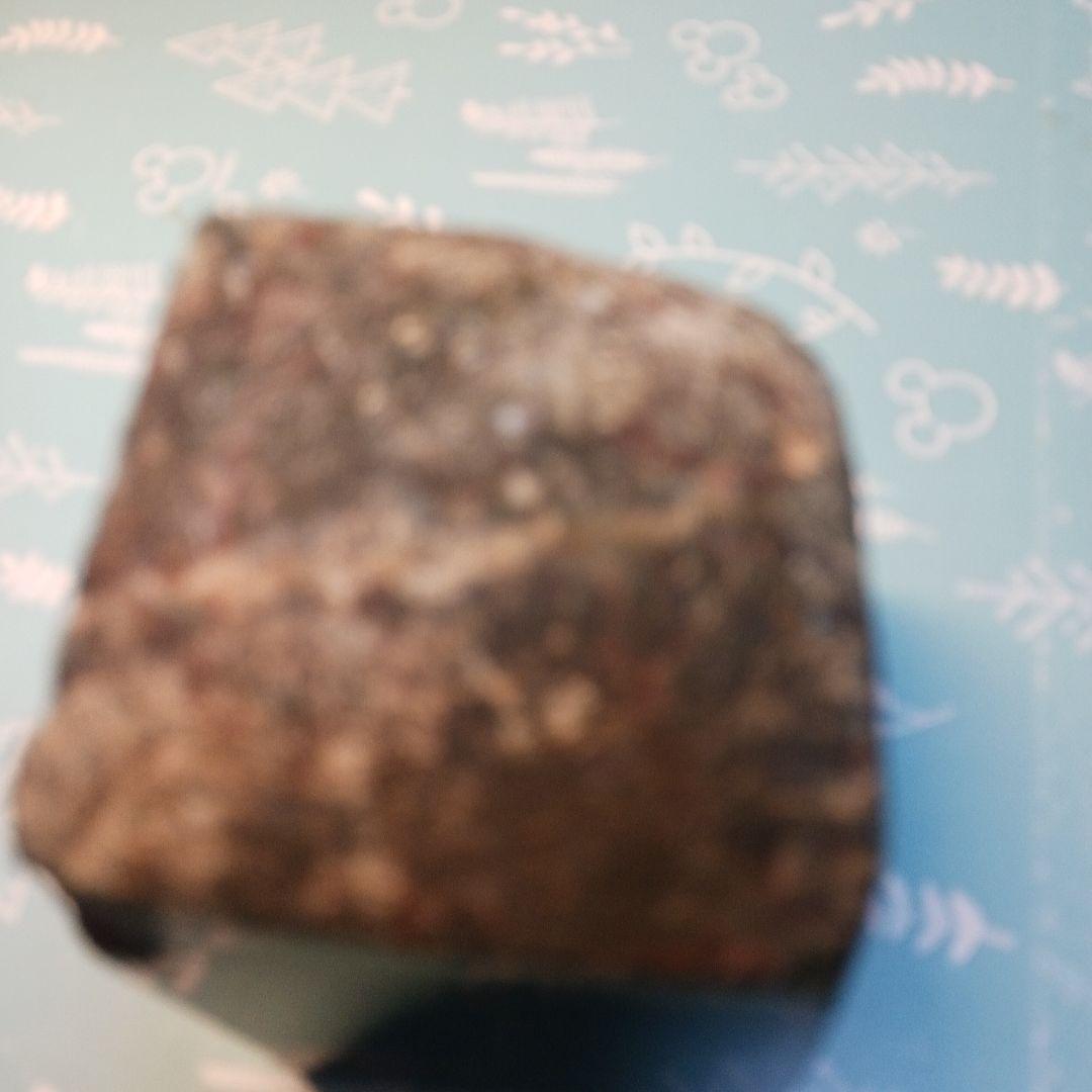 天然、黒、白、濃灰、深緑、本翡翠、525グラム。