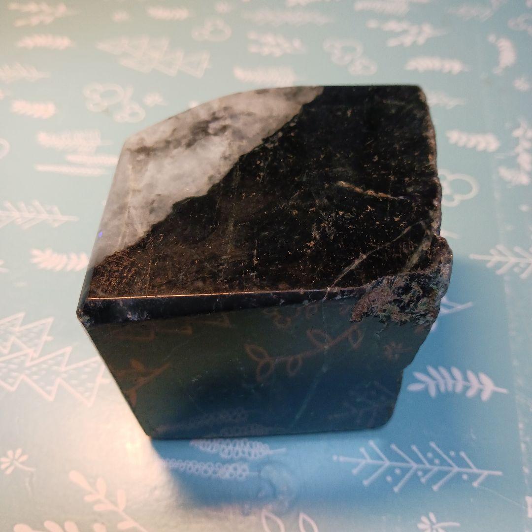 天然、黒、白、濃灰、深緑、本翡翠、525グラム。