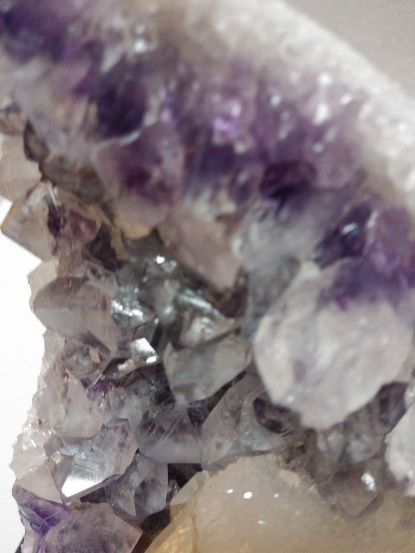 希少アメジストクラスター(カルサイト共生)１,１kg　天然石　クラスター　ドーム