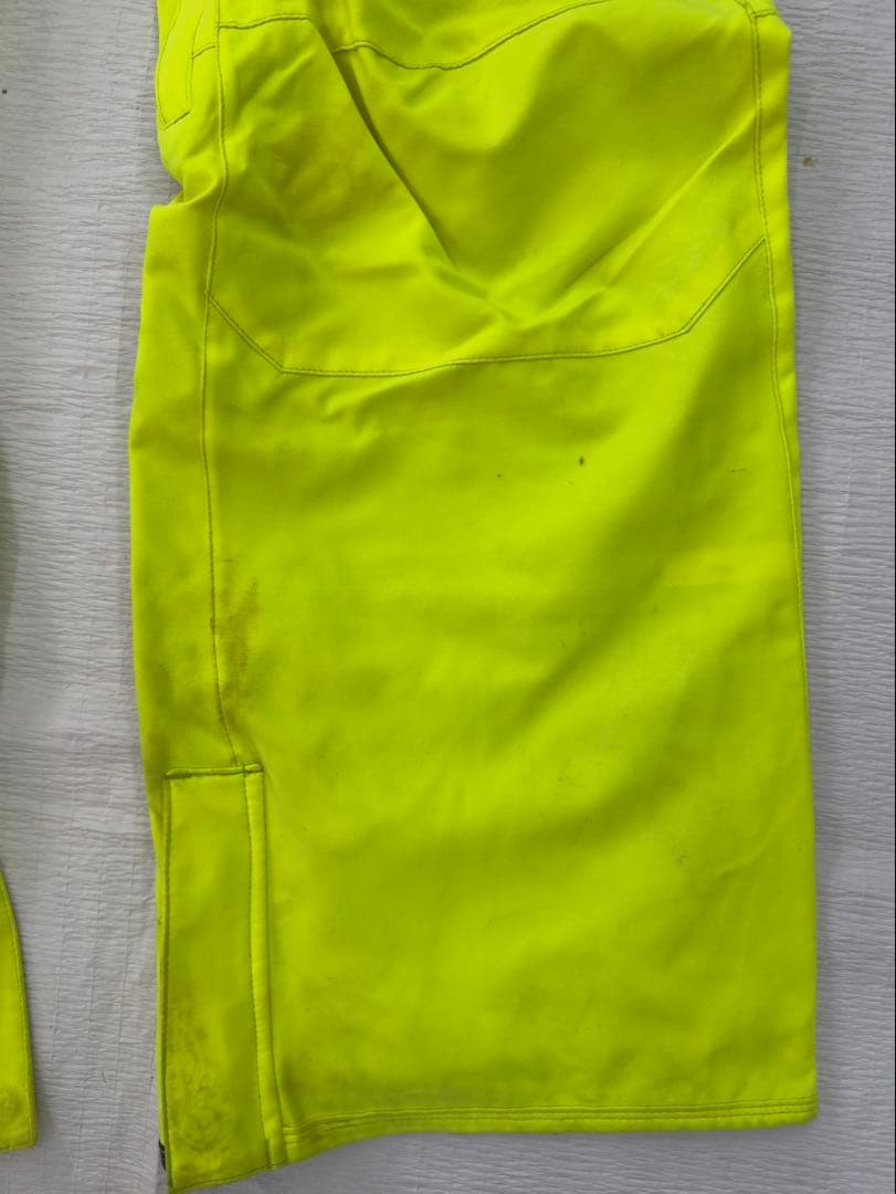 AA　VOLCOM スノーボードウェア 黒/黄緑