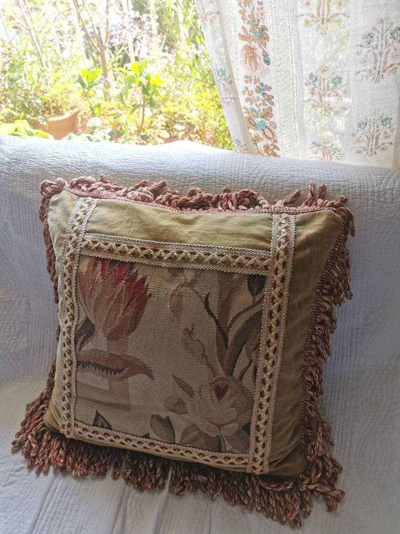 アンティーク 薔薇とチューリップ オービュッソン織クッションカバー美しいフリンジ
