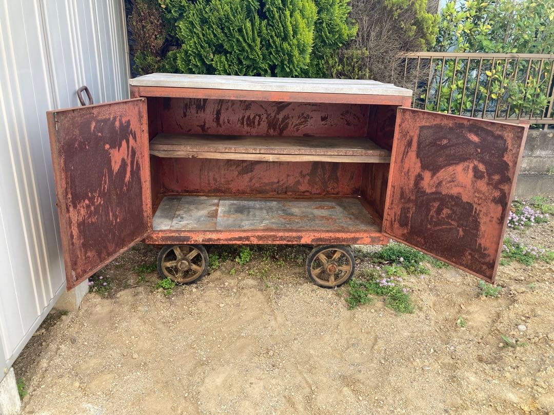 （直接引取限定）鉄製　観音扉収納庫　天板木製　ハンドリフトもどき付き