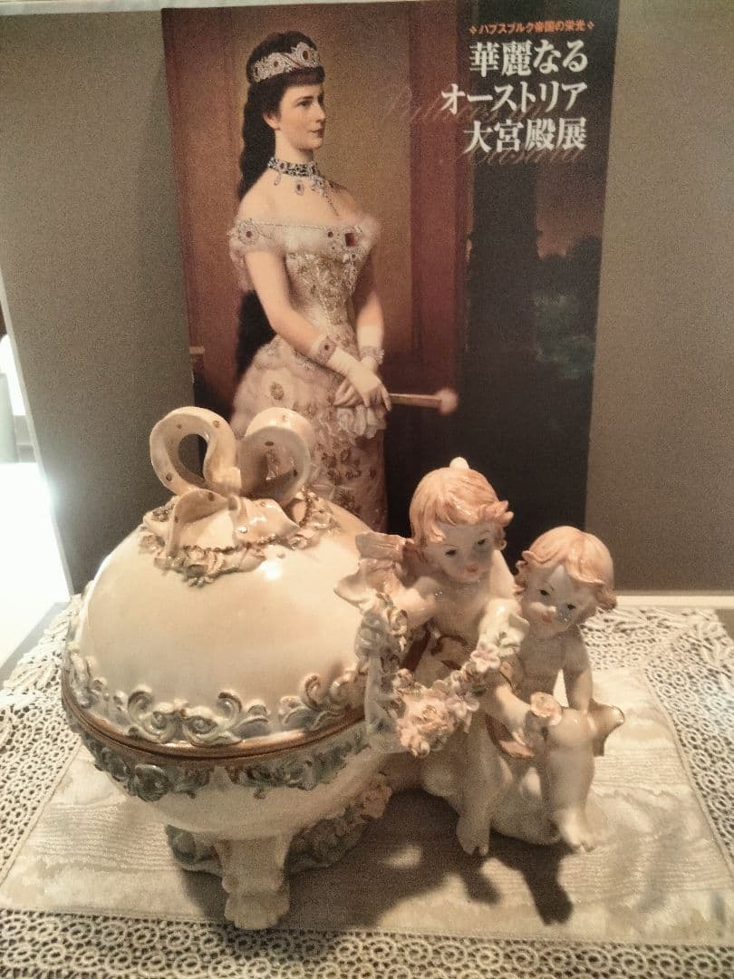 天使のオブジェと華麗なるオーストラリア大宮殿展