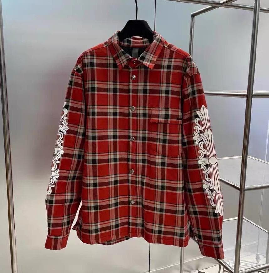 赤のチェック柄長袖シャツ