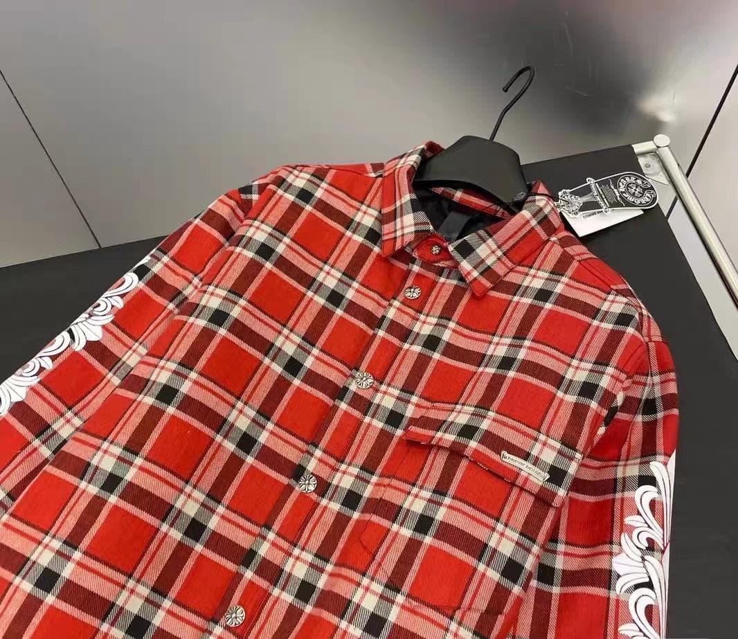 赤のチェック柄長袖シャツ