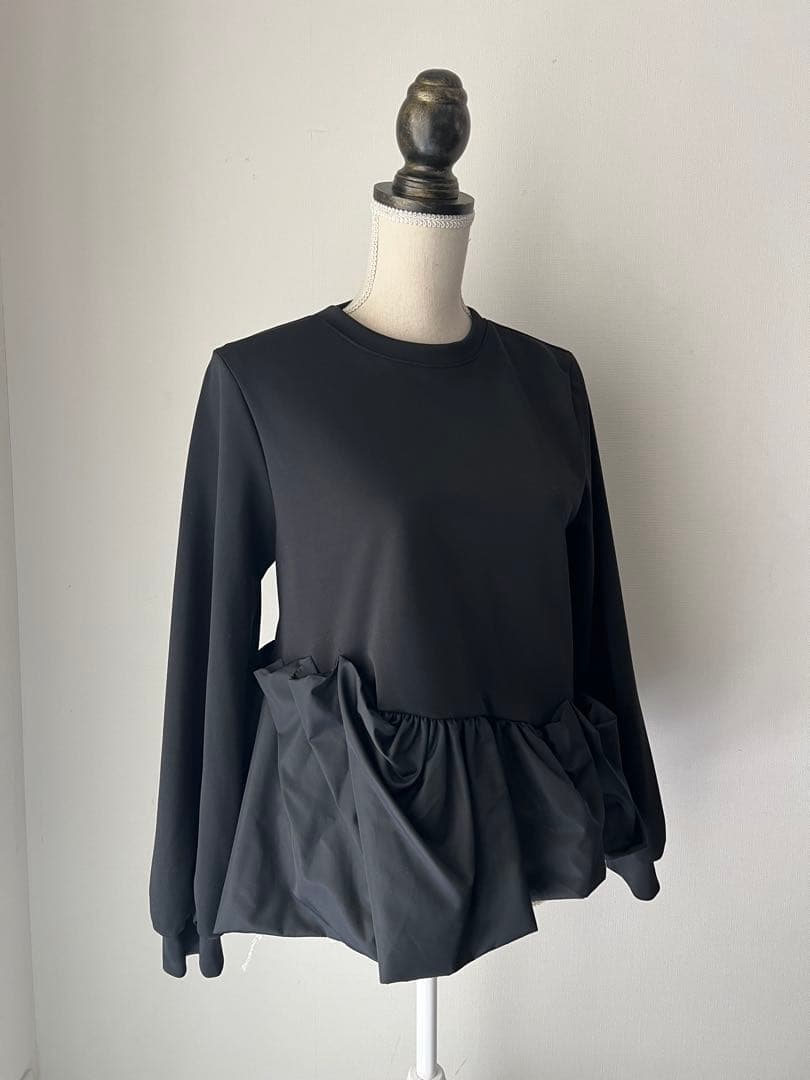 ヴェロフォンナ　ブラック裾バルーンタフタトップス