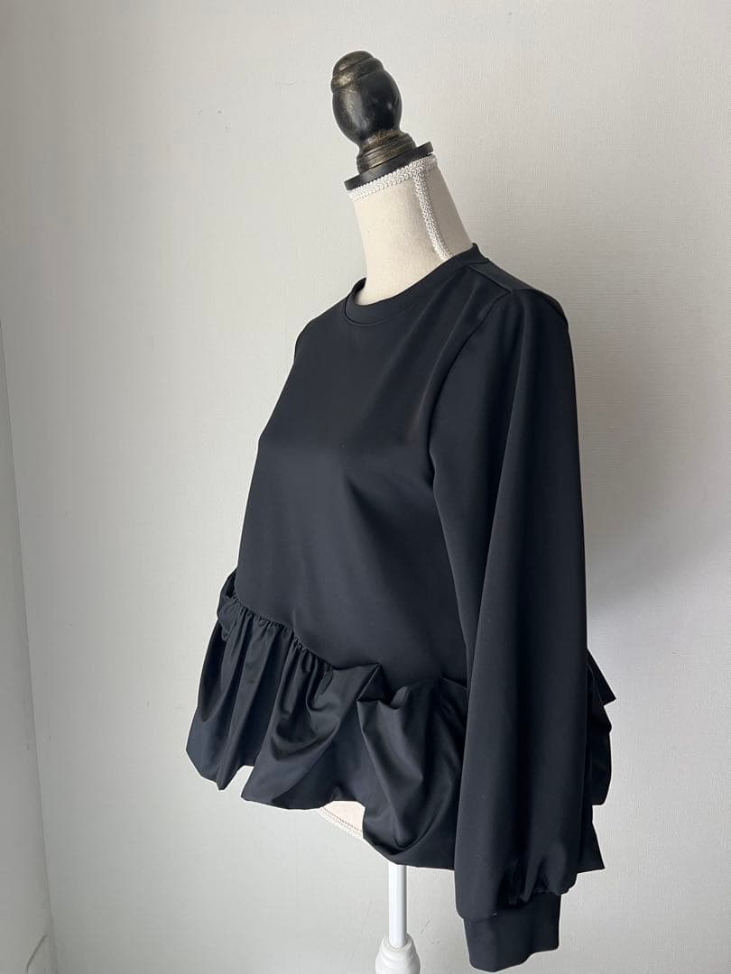 ヴェロフォンナ　ブラック裾バルーンタフタトップス