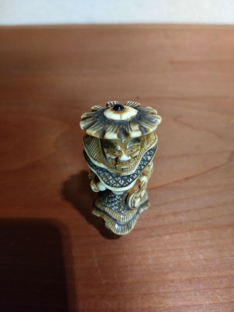 鹿角製 小太鼓を持つ韃靼人 根付 南蛮人 ダッタン人