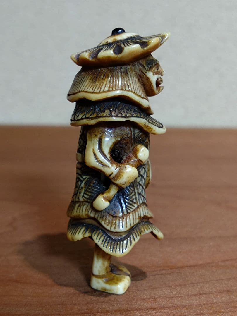 鹿角製 小太鼓を持つ韃靼人 根付 南蛮人 ダッタン人