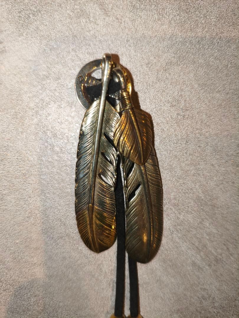 フェザー ペンダントトップ 革紐付き ゴールド×シルバー調