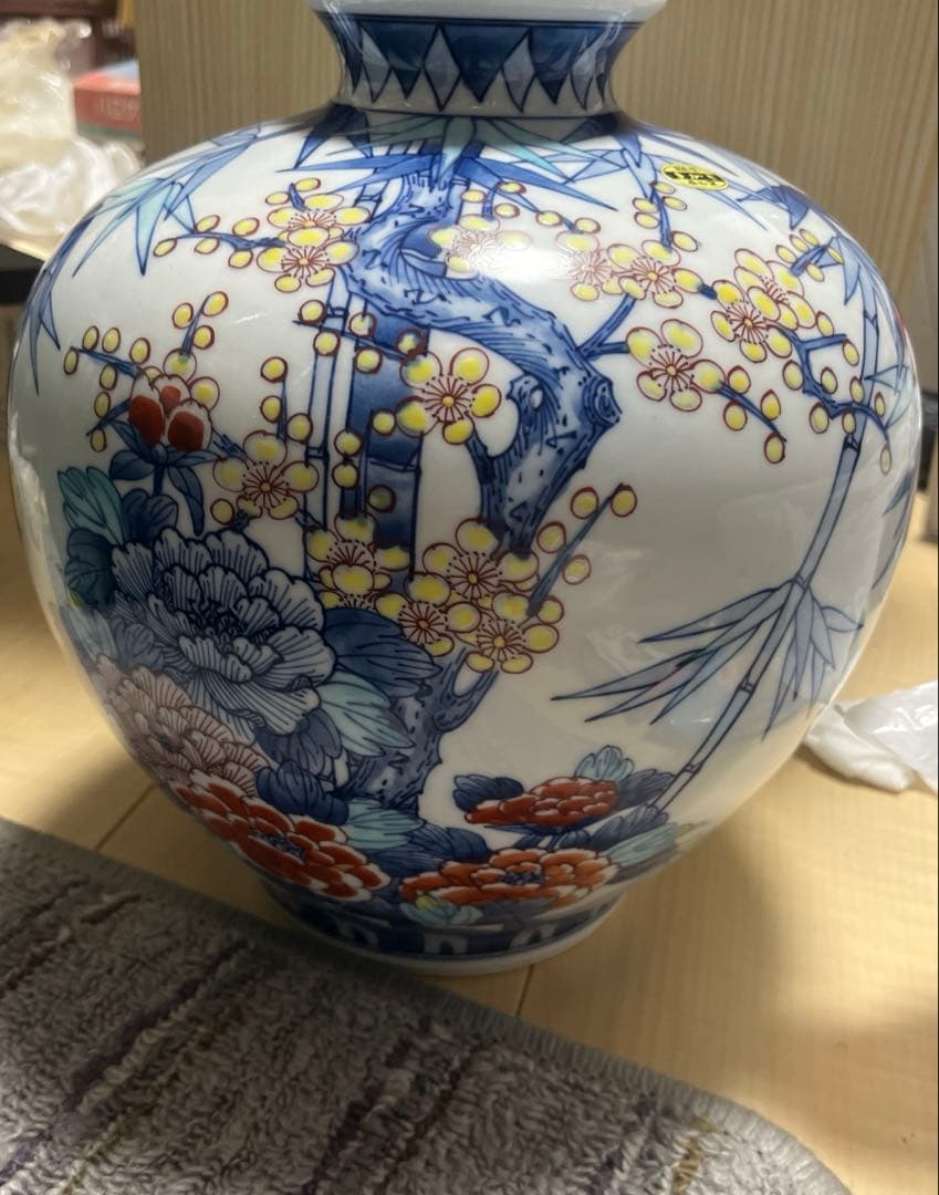 有田焼　泰仙作の染錦梅牡丹柄の花瓶