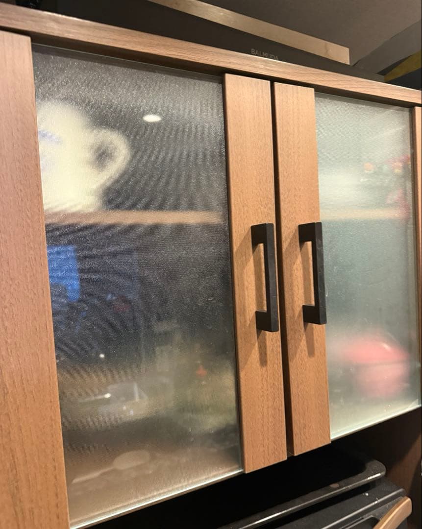 木目調ガラス扉付き食器棚