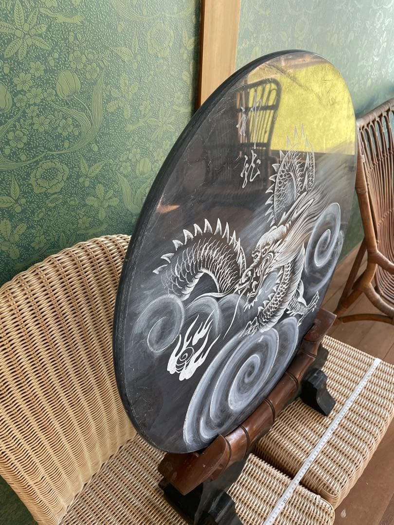 庵治石　石の龍　龍の彫刻　ドラゴン絵柄の円形置物　直径61㎝　高さ78㎝　木製台