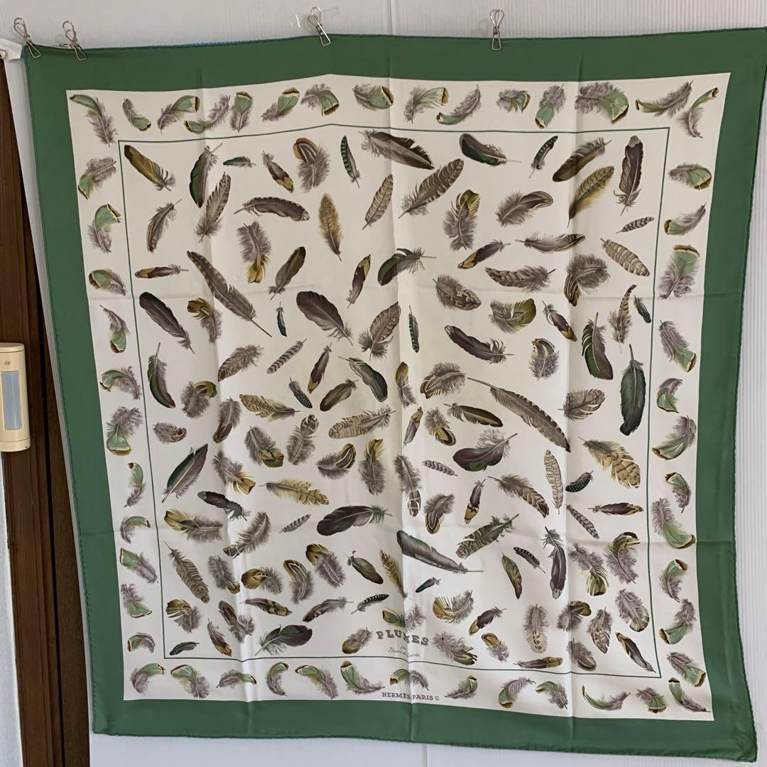 エルメス　カレ　HERMES PLUMS スカーフ グリーン系 羽根柄