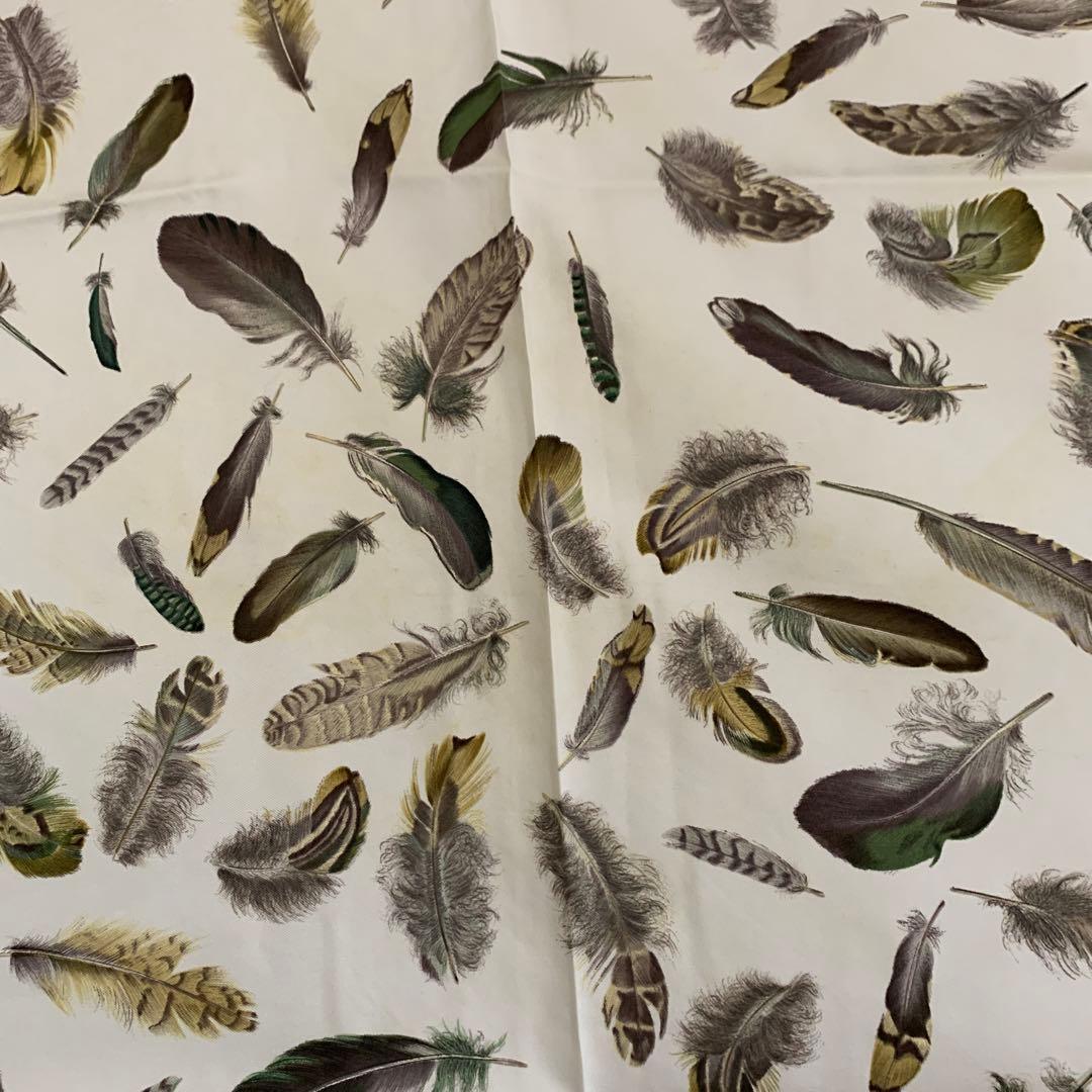 エルメス　カレ　HERMES PLUMS スカーフ グリーン系 羽根柄