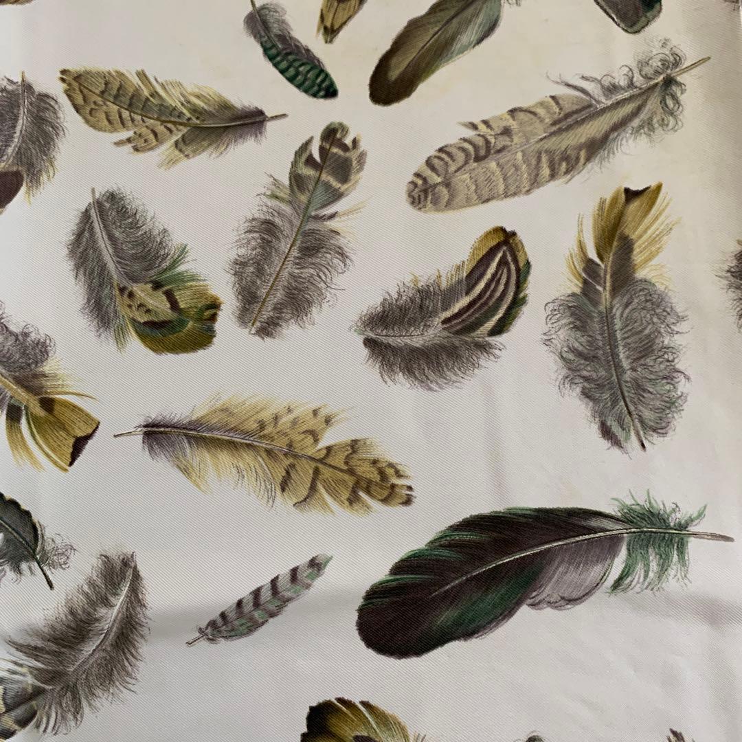 エルメス　カレ　HERMES PLUMS スカーフ グリーン系 羽根柄