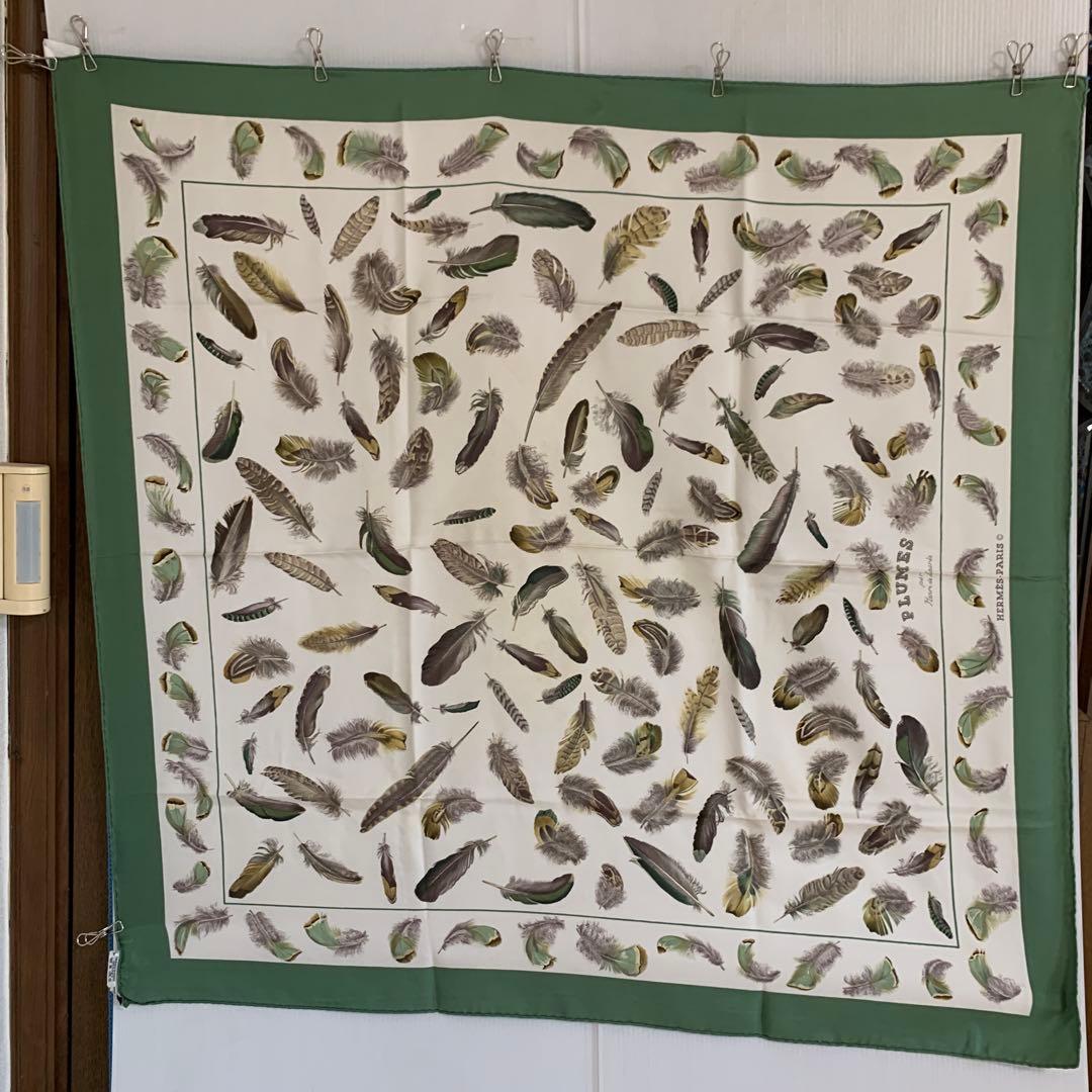 エルメス　カレ　HERMES PLUMS スカーフ グリーン系 羽根柄