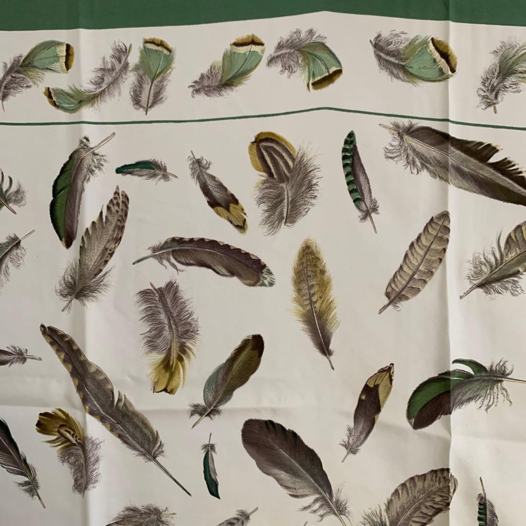 エルメス　カレ　HERMES PLUMS スカーフ グリーン系 羽根柄