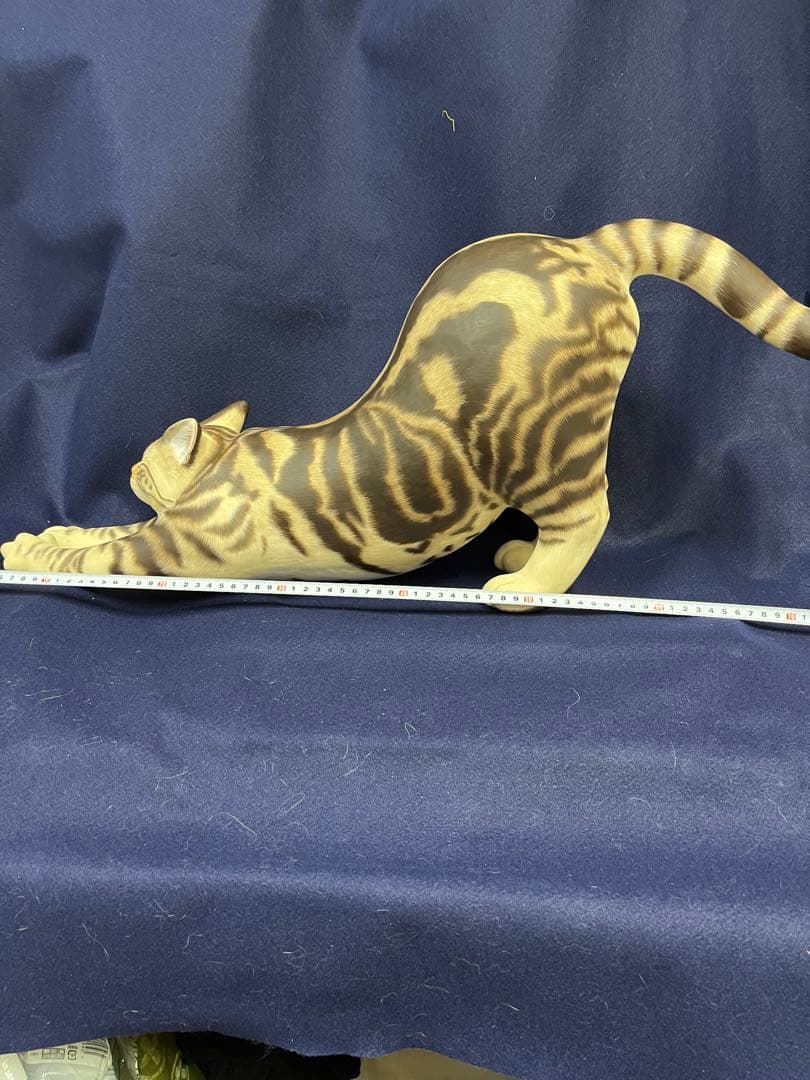 ストレッチする猫の置物