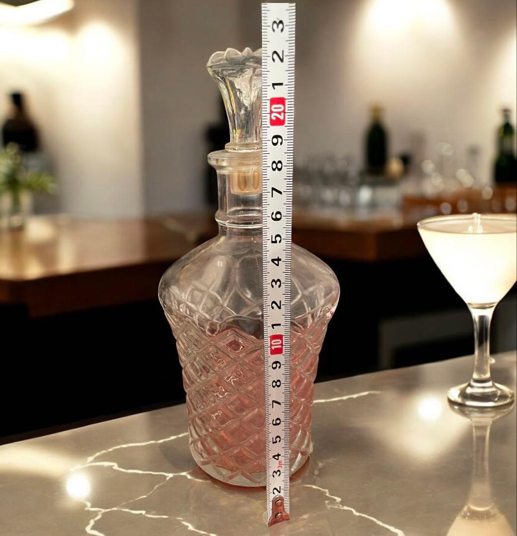 ビンテージ ダイヤモンドカットガラスボトル – 高さ20cmエレガントなデザイン