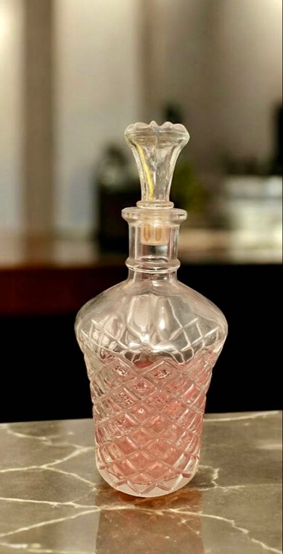 ビンテージ ダイヤモンドカットガラスボトル – 高さ20cmエレガントなデザイン