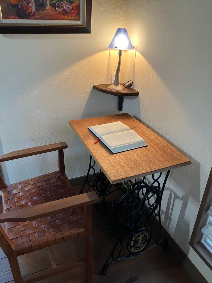 SINGER のミシンテーブルです 網目模様のミシン台 に 希少なラワン材の天板